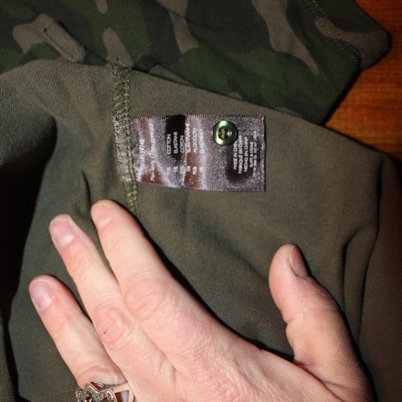 Slate & Stone Men's Short Sleeve Camo Polo. Size Medium. Two Buttons. - Picture 4 of 6